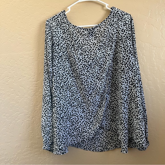 Torrid Blouse Heart Print Chiffon Tulip Open Back - Size 2 - Picture 4 of 4